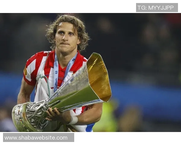 登贝莱荣归故里为家乡埃夫勒捧回金球奖杯引发热烈庆祝