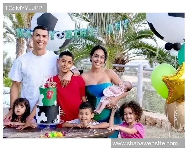 小特朗普与女友合影C罗乔治娜感慨椭圆形办公室的意外邂逅与人生奇遇 小特朗普与女友合影C罗乔治娜感慨椭圆形办公室的意外邂逅与人生奇遇