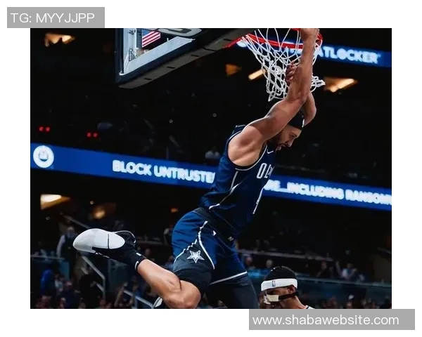 布克追身三分命中却遭裁判无视3加1机会球队分差扩大至20分以上 布克追身三分命中却遭裁判无视3加1机会球队分差扩大至20分以上