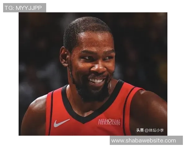 杜兰特表现稳定半场8投5中贡献11分5助攻助力球队争胜